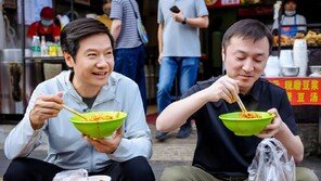 젠슨 황 흉내내나…길거리서 ‘국수 먹방’ 샤오미 CEO