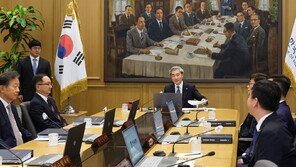 ‘중동 불확실성’에 동결 택한 한은…“선대응 나서야” 의견도