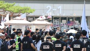 잠실 집회 여파에 펜싱 국가대표팀, ‘남의 장비’ 빌려 출국