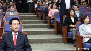 [정치 한 컷]“공개 발언 하겠습니다!”…국힘 의총장 뒤흔든 고성