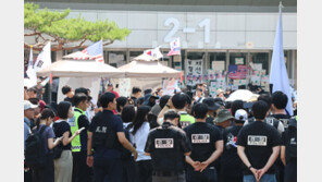 [사설]시위대에 막혀 칼 빌려 출국한 펜싱 국대, 이게 말이 되나