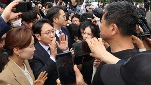 시위대 항의에… 발길 돌린 與 의원들