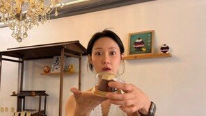34세 싱글맘 한그루, 여유로운 일상…백리스 톱 입고 카페에