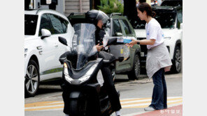 “더위 식히세요”… 이동 노동자에 생수 전달