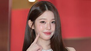 ‘출국 태도 논란’ 장원영 소속사 “악플러 강경 대응”