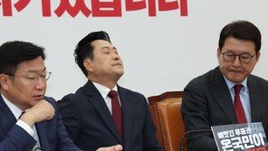 [정치 한 컷]면전에서 울린 ‘사퇴 요구’…고개 젖힌 장동혁