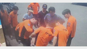 목에 사탕 걸린 아이 ‘컥컥’…소방관들이 응급처치로 구했다