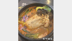 다리 풀기 vs 배 가르기…삼계탕 첫 공략 부위는? [이설의 한입 스토리]