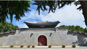 경복궁 서쪽 영추문, 철재서 목재로 바꾼다