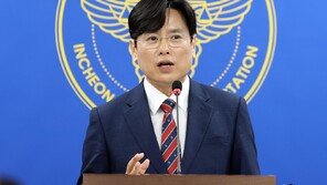 인천 뒤집은 ‘사람 다리’…자원봉사자가 깁스 석고로 착각해 버려