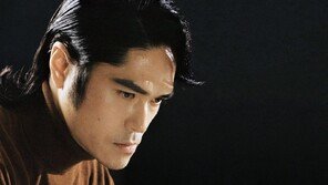 ‘뉴진스 프로듀서’ 250, 英 프로듀서 모호크와 비공식 월드컵 응원가 발매