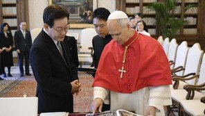 “이게 뭔지 아십니까” 레오 14세 교황이 李에 보여준 한국 제품은?