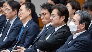 유럽 순방 브리핑 듣는 靑 참모진