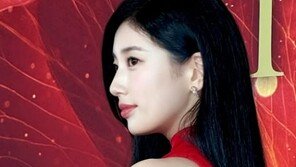 수지, 日서 뽐낸 레드 스타일링…새하얀 피부 눈길