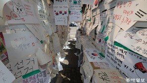 ‘집회가요, 지도부, 인쇄물’ 없는 이런 시위는 처음 본다[청계천 옆 사진관]