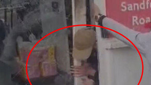 초콜릿 훔쳐 달아나다 슈퍼마켓 자동문에 끼어 ‘바둥바둥’