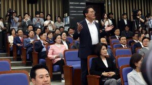 장동혁 사퇴 땐 2가지 경우의 수…결정은 권한대행 1순위 정점식 손에