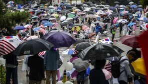 올림픽공원 봉쇄 시위 16일째…비 오는 주말에도 “재선거”