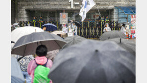 경찰, 잠실 개표소 시위 현장서 가스총 소지 80대 적발