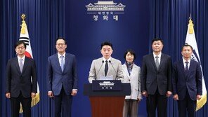 [속보]靑 홍보수석 성기홍·민정수석 한찬식·사회수석 김경자