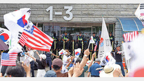 17일째 이어진 잠실 개표소 시위…가스총 든 80대 남성 적발도