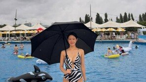 34세 한그루, 과감한 모노키니에 롱부츠…한강 수영장 나들이