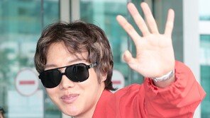 BTS 제이홉, 슬리퍼 사이로 빼꼼…하트 양말 포인트 ‘남친룩’