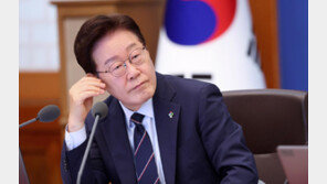 靑 “지지율 엄중하게 받아들여…국민 걱정 세심하게 살피겠다”