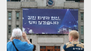 20세에 전사한 아버지, 72세 아들 품에 안겼다