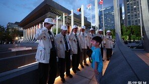 6·25 참전용사께 경례하는 어린이