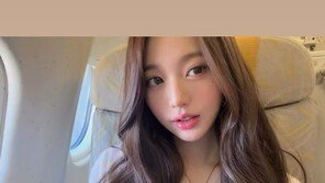 특혜 논란 장원영, 비행기 안 환한 미소…초근접 미모