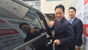 장동혁, 엿새만에 웃으며 퇴원…퇴진론속 당무 복귀할 듯