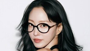 한예슬, 한 달 만에 근황 공개…블랙 홀터넥으로 슬림 몸매