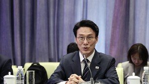 中서 태극기 배지 거꾸로 단 金총리…국힘 “국가적 망신”