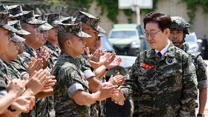 연평도 해병부대 간 李 “징집병 최소화, 선택적 모병제로 갈것”