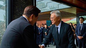 [속보]李-文, 내달 1일 청와대 오찬…與전대-북한 문제 논의할까