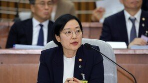 국힘 “다주택자 미꾸라지”…한성숙 “부동산 투자 다신 안해”