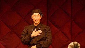 트랜스젠더-박물관장… 배우 1인이 빚어낸 35개의 얼굴
