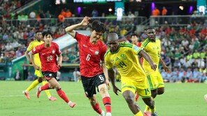 큰소리로 노래부르며 자축한 남아공…황인범 “예의 지켜라” 신경전