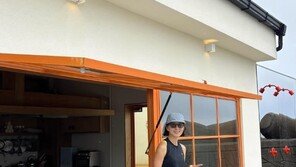 59세 김희애, 군살 하나 없는 레깅스 핏…운동으로 만든 늘씬 몸매