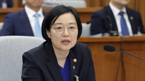 野 “미용실 원장에 집 헐값 매각, 대가성 의심” 한성숙 “선정적” 울컥
