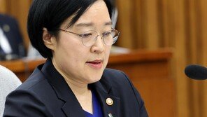 “과거 영부인 미용사에 헐값매매” 공세에 …韓 “너무 선정적” 울컥