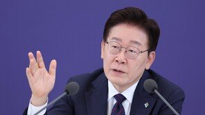李 “돼지 눈에는 돼지만”…‘호남 반도체=미르재단’ 비교에 직격