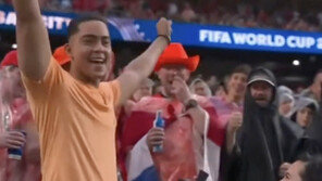 “결혼해줘” 월드컵 관중석서 무릎 꿇은 여성…축제 열기 속 ‘로맨틱 청혼’