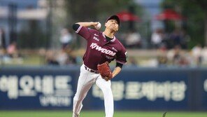하영민 7이닝 1실점·안치홍 결승포…키움, 베테랑 활약 속 10연패 탈출