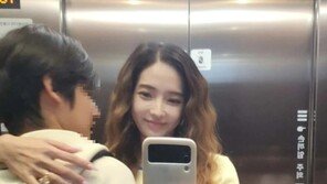 한채영, 폭풍성장 훈남 아들 공개…엄마와 어깨 나란히