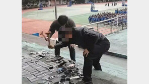 “휴대폰 가져오지 마” 학생들 앞에서 휴대전화 부순 中 교사들