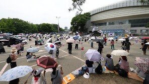 ‘개표소 시위’ 경찰 폭행 20대 2명 구속영장 신청…침 뱉은 女 송치