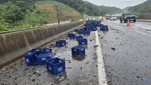 고속도로 화물차서 맥주병 1000여 상자 ‘와르르’