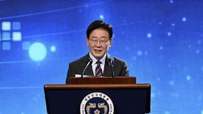 李 “단단하게 빗장 걸린 北 대문, 열릴때까지 두드려야”